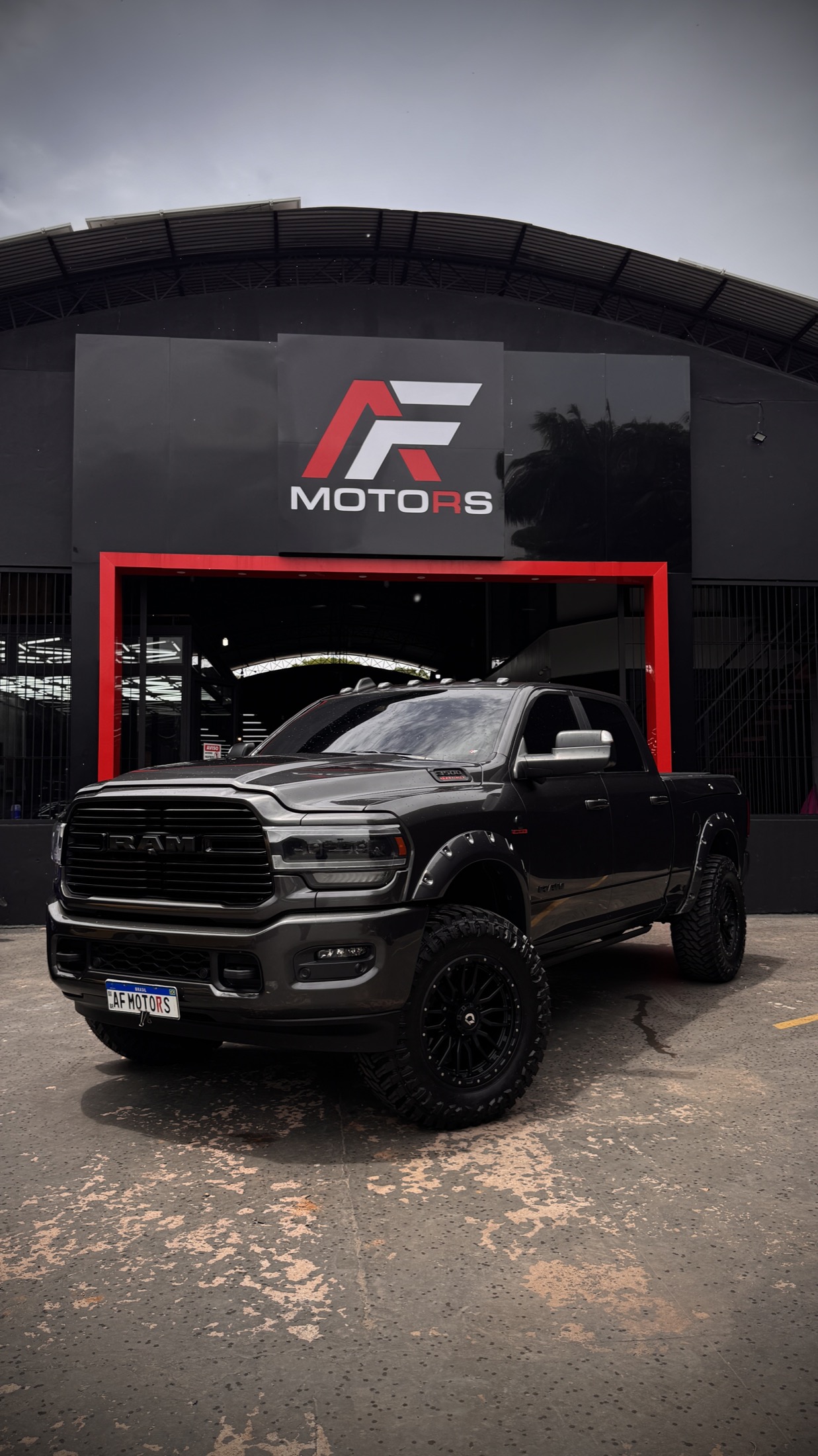 Fachada da AF Motors em Santarém, no Pará, com uma RAM 3500 estacionada na entrada